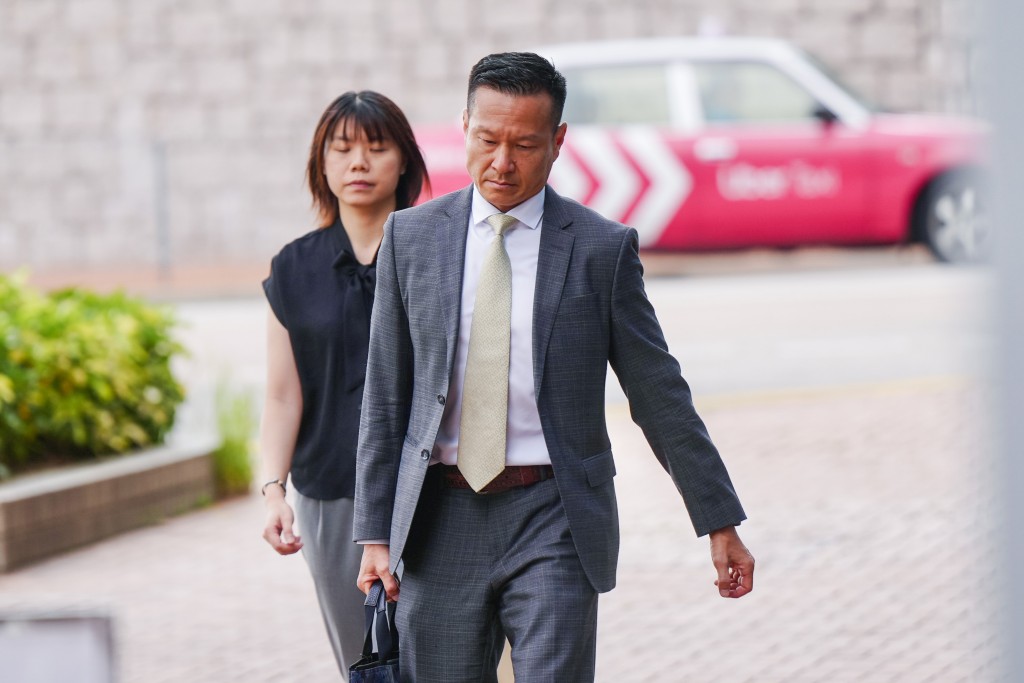 于文陽發言時一度哽咽,重申何偉豪當時身上有滿氣的氣樽,有足夠時間自行逃生,但當時何選擇了去救人。 于文陽發言時一度哽咽,重申何偉豪當時身上有滿氣的氣樽,有足夠時間自行逃生,但當時何選擇了去救人。