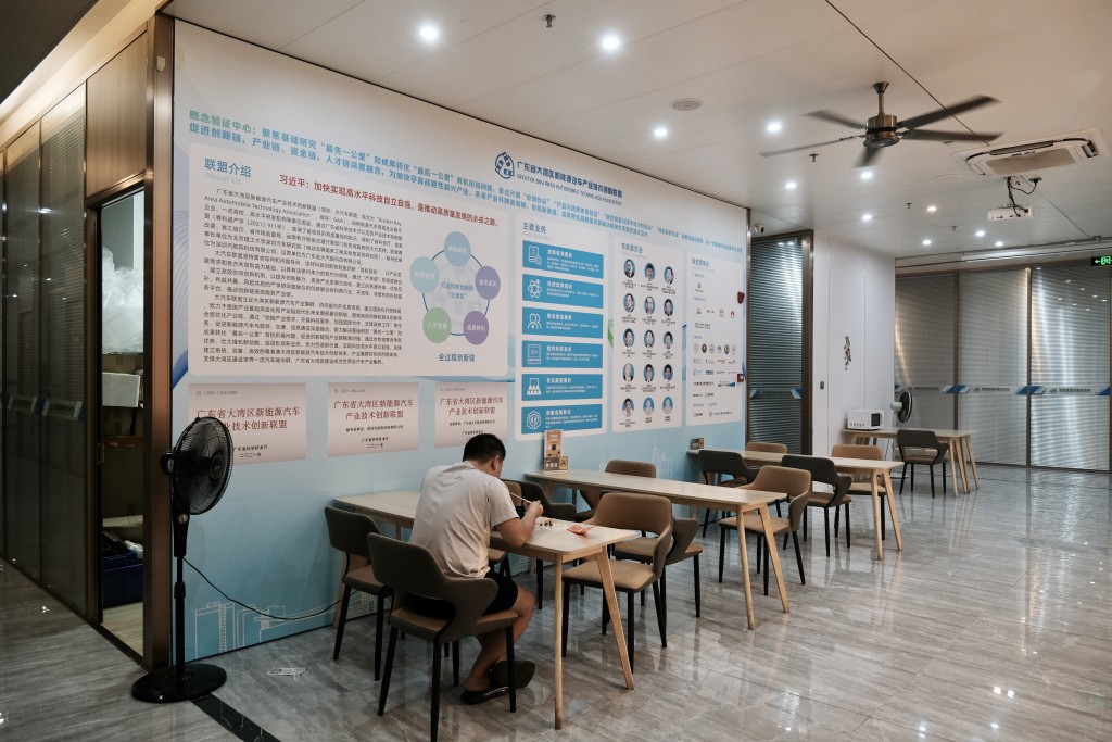 张琳7月到深圳考察科创园区。香港中文大学出版社提供 张琳7月到深圳考察科创园区。香港中文大学出版社提供