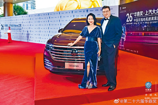 惠英紅以低胸大V領晚裝，現身華鼎獎紅地氈儀式。