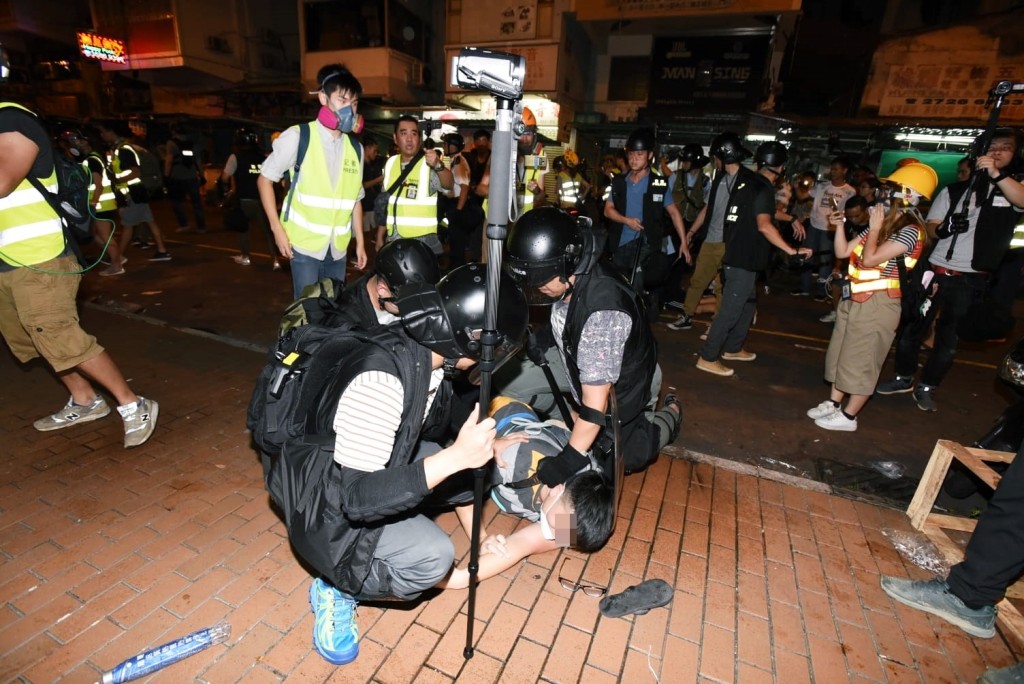警方凌晨採取拘捕行動。