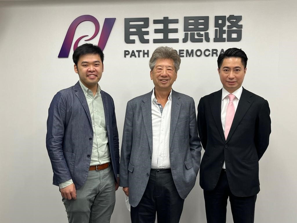 被問及市民可否自發悼念六四，湯家驊(中)表示無問題，惟強調會否違法取決有否犯罪意圖。李健威攝
