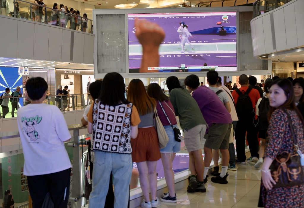 港隊女子花劍運動員陳諾思勝戰對手晉級十六強。