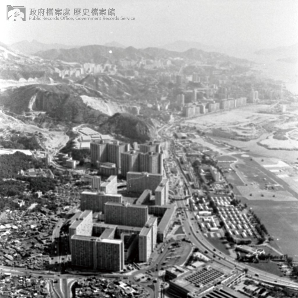 於牛池灣上空，沿觀塘道向東南面俯瞰。前方為彩虹邨。（1975年）歷史檔案館圖片