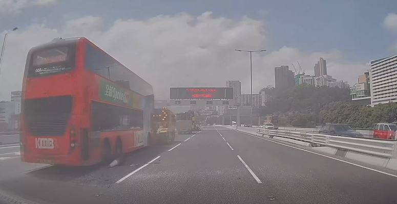 九巴向前駛再撞一部停路中的箭咀工程車。fb 車cam L（香港群組）  