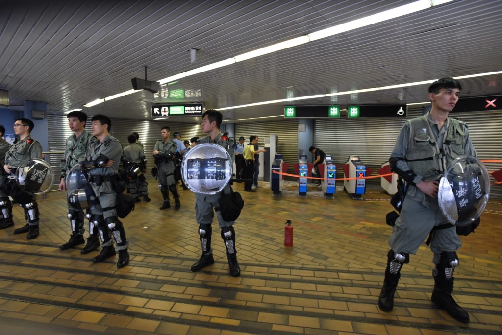 防暴警戒備。