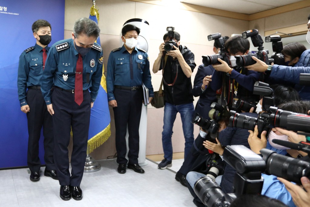 警察廳長尹熙根承認警方處置不力並道歉。路透