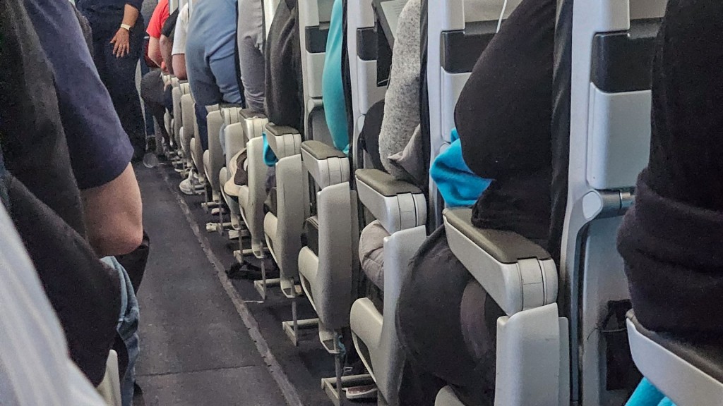 根據新規定，飛機未停好前，乘客不可紛紛衝出走廊等下機。 路透社示意圖