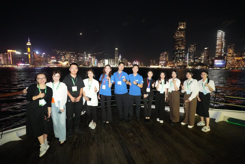 民青局在論壇結束後安排維港觀光遊船。