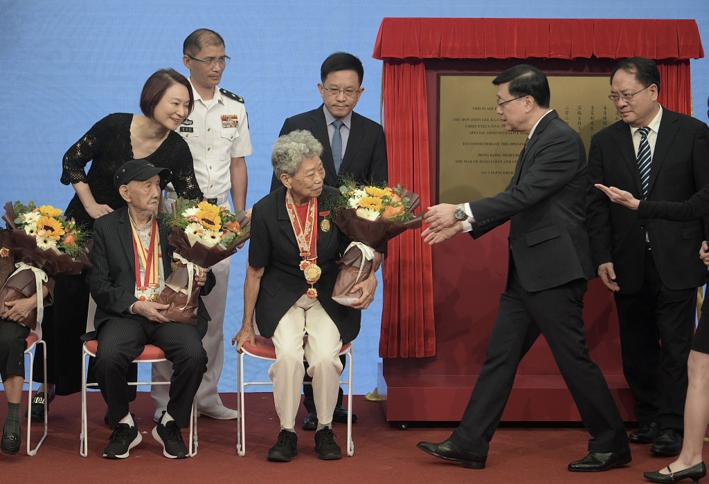 行政长官李家超（右二）出席香港抗战及海防博物馆开幕礼。陈浩元摄