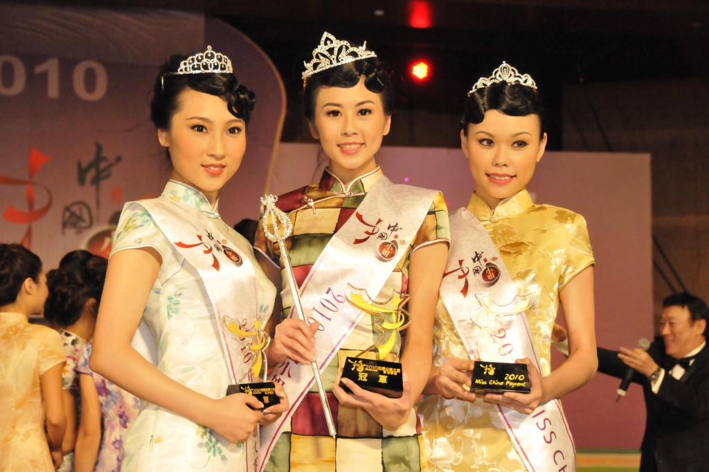 趙哲妤（中）是《2010中國小姐大賽》香港賽區五料冠軍。