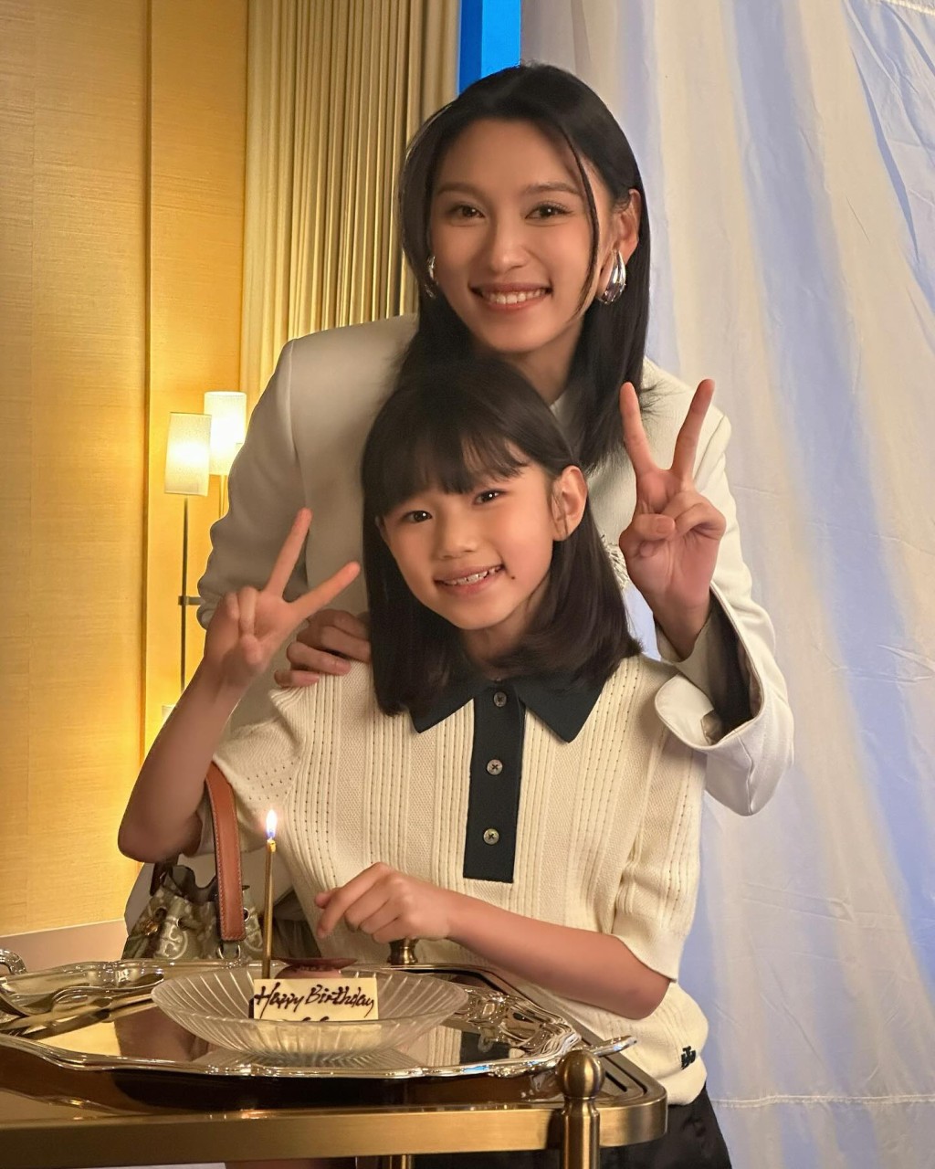 日前王丹妮在IG贴出女儿罗雅念（Affa）10岁的生日照，母女笑容激似。