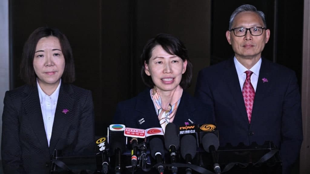 特首辦主任葉文娟(中)抵港後,在保安局副局長卓孝業(右)及財政司副司長政治助理宋佩瑜(左)陪同下會見傳媒。李家超FB圖片