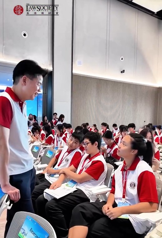 湯文龍學生交流。香港律師會fb影片截圖 湯文龍學生交流。香港律師會fb影片截圖