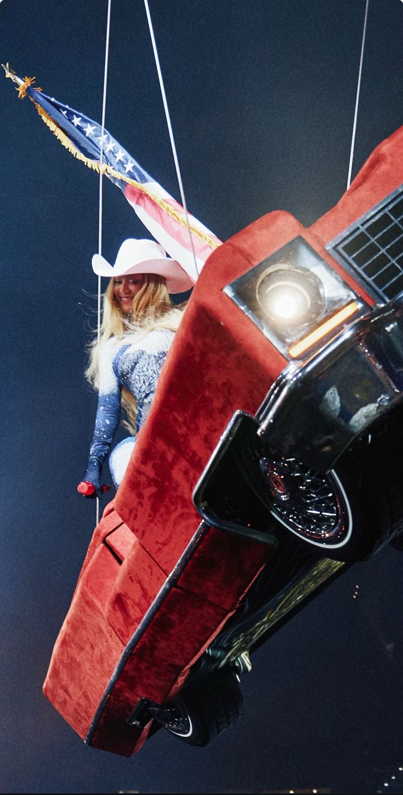 不過Beyonce在傾斜的跑車上仍處變不驚。 不過Beyonce在傾斜的跑車上仍處變不驚。