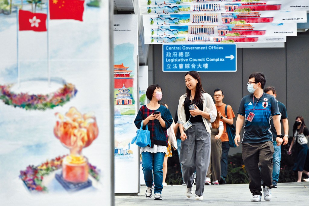 政府發公告要求公務員簽署聲明，如拒絕簽署便是違反《香港國安法》。