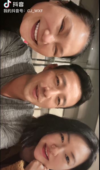 汪小菲被外母和小S夾攻,一家人相處十分歡樂。
