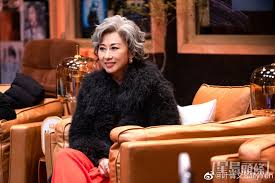 61歲的葉倩文早於80年代來香港發展，曾經四奪最佳女歌手，一直是香港樂壇的天后級人馬。近年她上綜藝節目時以一頭白髮示人，一度在網上引起熱議，而她本人受訪時亦指，認為白髮沒什麼大不了，再加上她的fit爆身材配上她的白髮，更突顯她的高貴，網民都讚她優雅地老去，老得很漂亮。