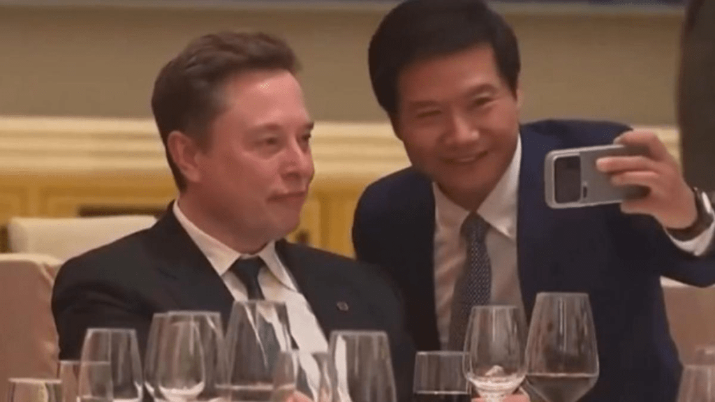 雷军邀马斯克鬼马自拍,引起讨论。(网上截图) 雷军邀马斯克鬼马自拍,引起讨论。(网上截图)