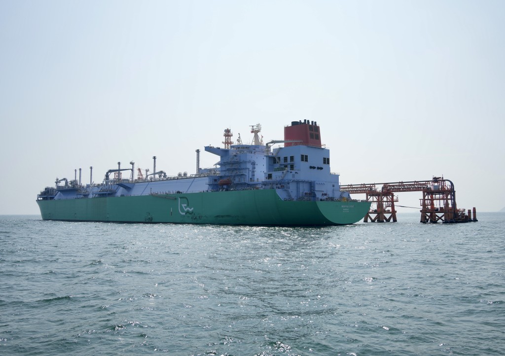 港燈與中電合作「香港海上液化天然氣接收站」，傳媒上船前往接收站對開水域。蘇正謙攝
