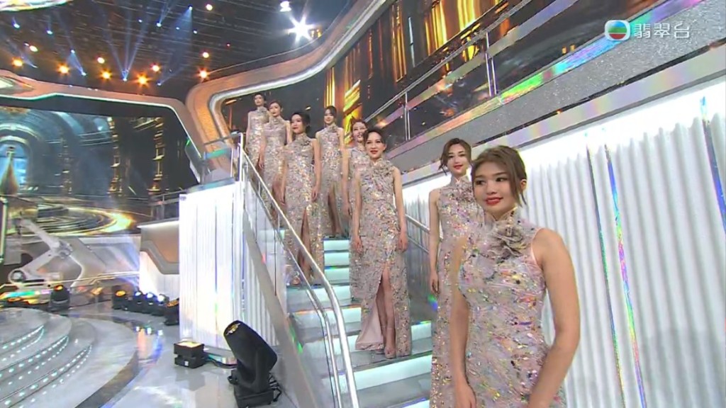 16位候选佳丽穿上旗袍出场，9号潘明璇身材好出众。