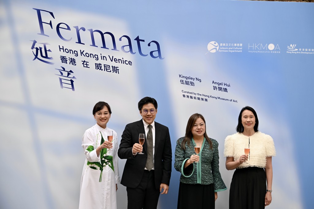 左起：香港藝術館總館長莫家詠、藝發局局長霍啟剛、文體旅局局長羅淑佩及康文署署長陳詠雯出席香港館開幕禮。