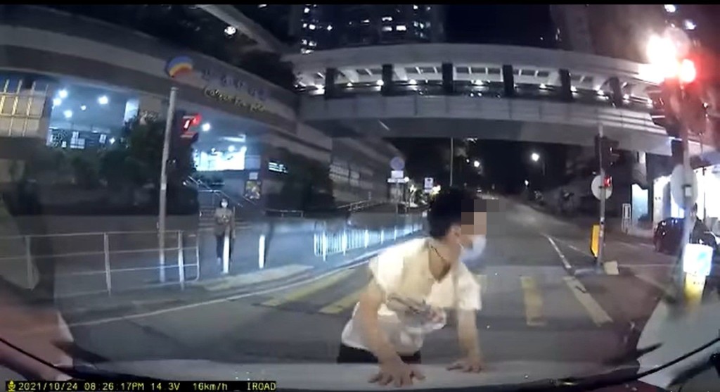 男子突然衝出馬路,並撲向私家車。影片截圖