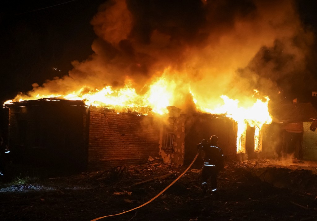 俄军无人机袭击乌克兰第2大城市哈尔科夫，引发大火。路透社