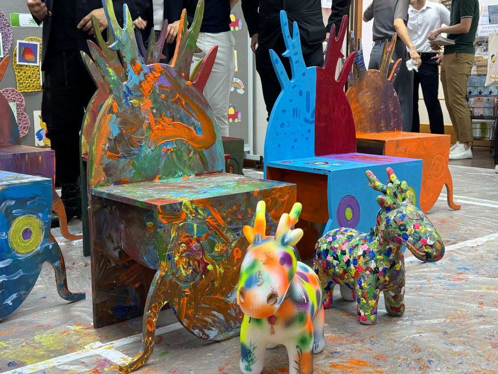  由參與的更生人士、兒童及小龍馬慈善基金義工彩繪的「小龍馬」及「小龍馬椅」。 麥鍵瀧攝