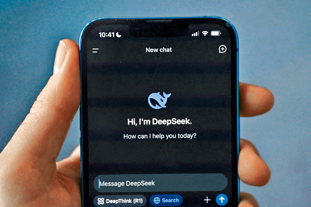DeepSeek的開源R1模型以低成本高效能挑戰ChatGPT。