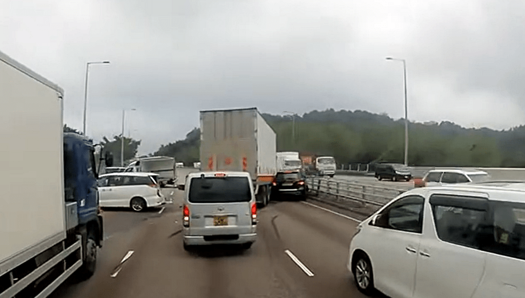 貨車撞到一輛黑色私家車。fb：車cam L（香港群組）