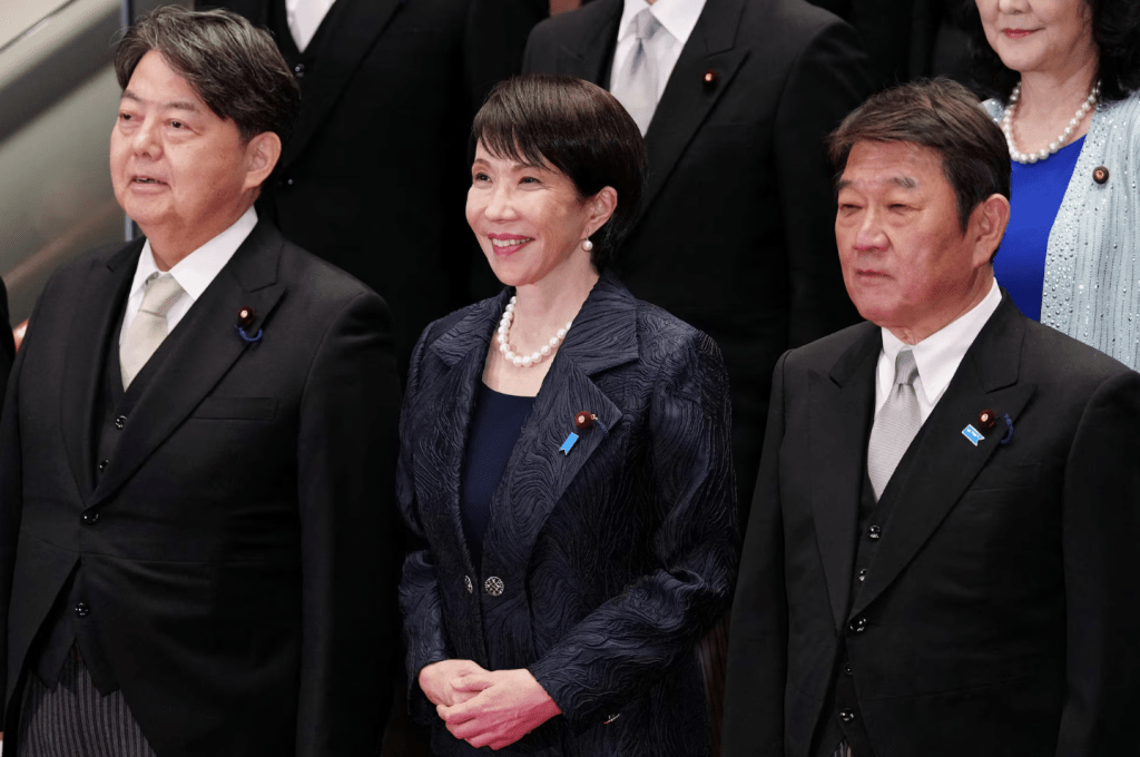 高市早苗為迎戰上任後首次的眾議院預算委員會質詢,於本月7日凌晨3時趕赴首相官邸召開「讀書會」,與幕僚密集備戰長達3小時。路透社 高市早苗為迎戰上任後首次的眾議院預算委員會質詢,於本月7日凌晨3時趕赴首相官邸召開「讀書會」,與幕僚密集備戰長達3小時。路透社