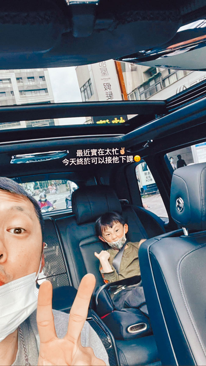 余文樂不止是忙品牌,亦會接兒子放學。