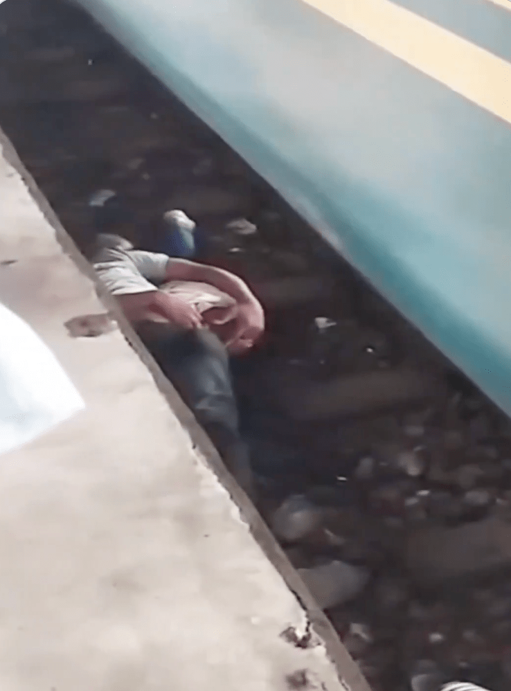 從這畫面，更清楚看到父子二人在列車下的情景。@nextminutenews7