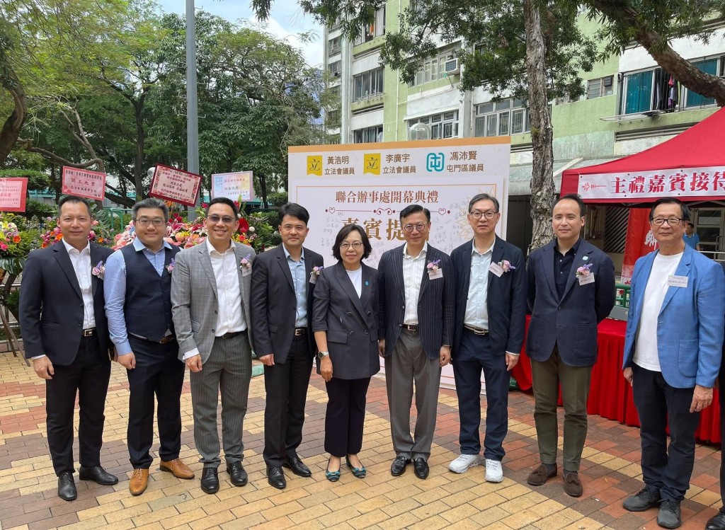 李廣宇(左三)與立法會議員黃浩明、屯門區議員馮沛賢的聯合地區辦事處開幕儀式。李廣宇fb圖片 李廣宇(左三)與立法會議員黃浩明、屯門區議員馮沛賢的聯合地區辦事處開幕儀式。李廣宇fb圖片