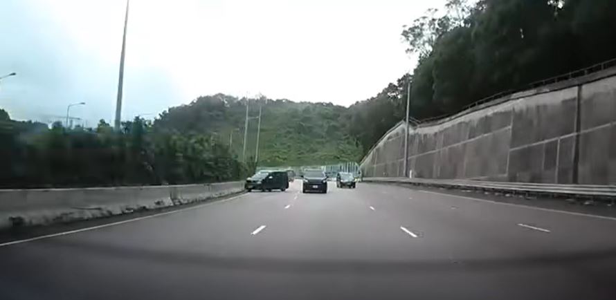 右線七人車失控撞壆。fb馬路的事 (即時交通資訊台)Kwok Kin Wang影片截圖 