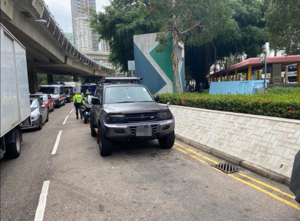 警方在港島區打擊違例泊車。警方提供
