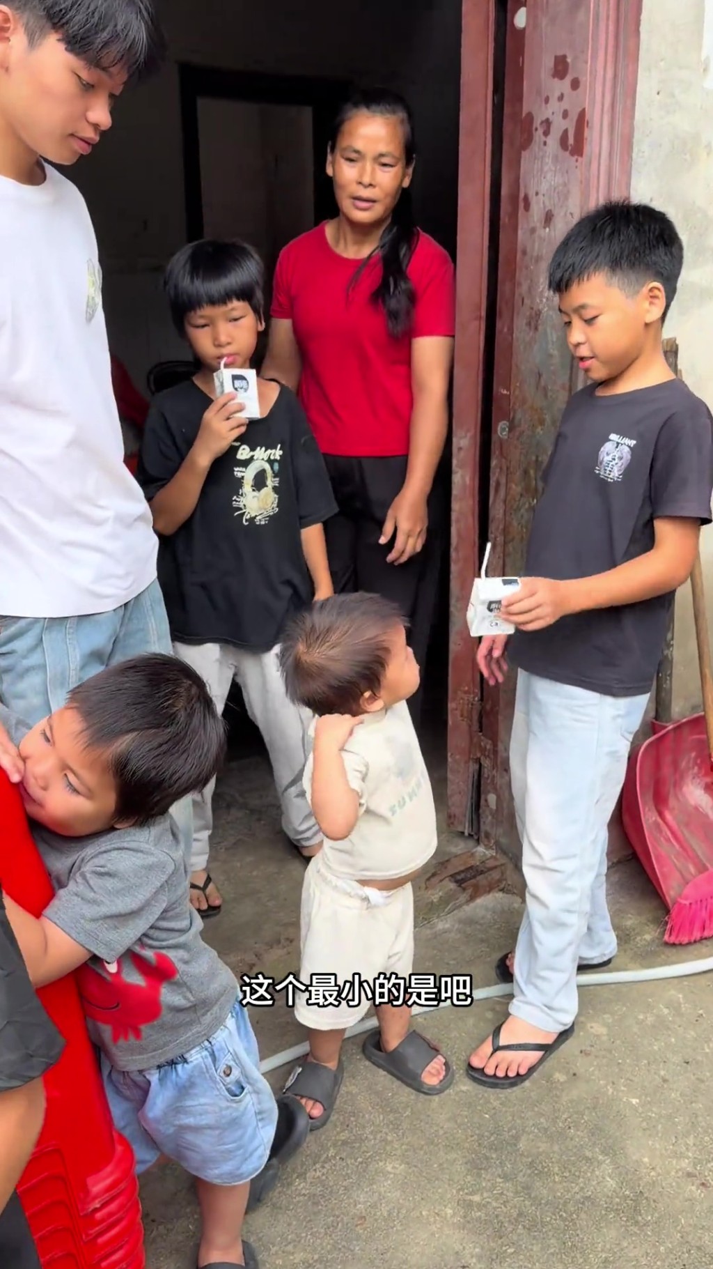 广西夫妻生13个孩子最大22岁最小2岁。 广西夫妻生13个孩子最大22岁最小2岁。