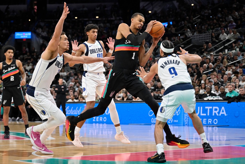 超级巨星云班耶马（Victor Wembanyama）（1号）全场轰下40分及13个篮板，并在这场比赛中达到NBA年度奖项资格的65场出场要求。美联社图片