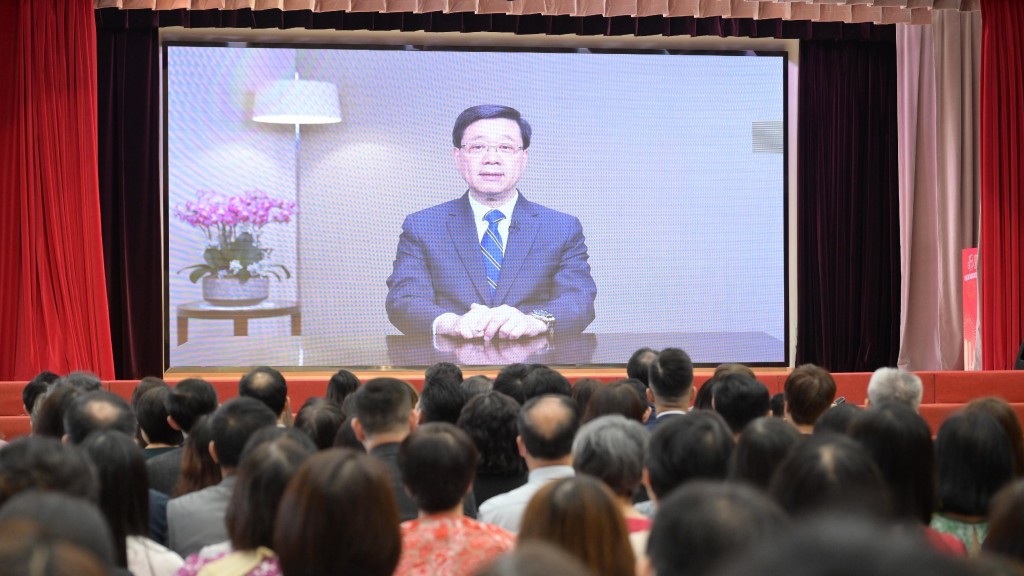 李家超以視像方式參與「心繫家國」──國慶慶祝暨聯校國民教育活動啟動禮。政府新聞處