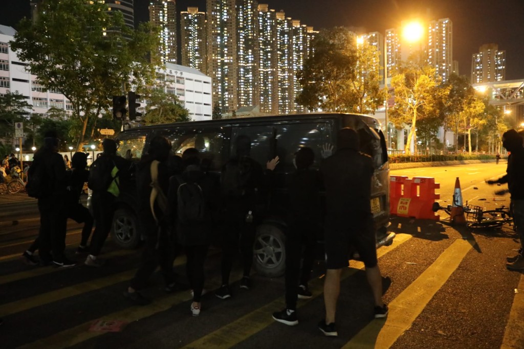 示威者放火燒車。