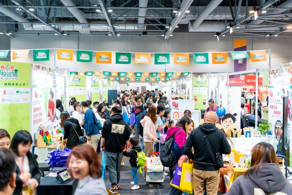 「香港學校展區」再度進駐「兒童書展」,家校直接對話為小朋友規劃升學藍圖。 「香港學校展區」再度進駐「兒童書展」,家校直接對話為小朋友規劃升學藍圖。