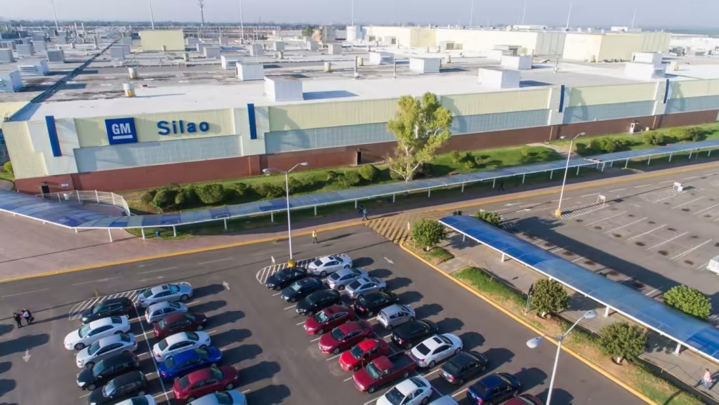在墨西哥設廠對打入美國汽車市場十分重要。圖為通用汽車在墨國的廠房。GM