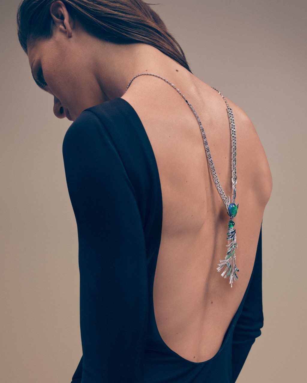 Gulfstream可調校長度的白金項鏈，鑲嵌單顆來自澳洲的圓形蛋面切割黑色蛋白石（19.83卡），另外連接流穗部分的單顆哥倫比亞凸面sugarloaf形切割祖母綠（5.39卡）及枕形切割祖母綠（0.86卡）。