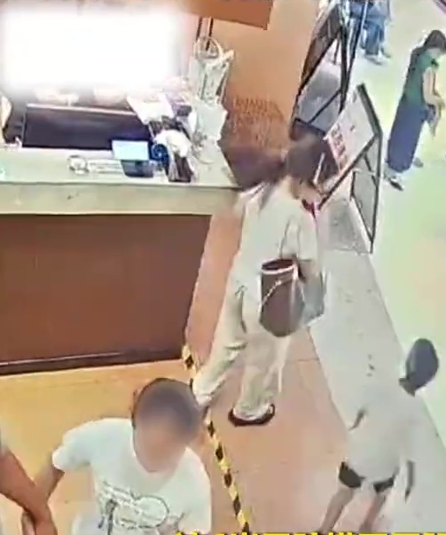 女食客被触摸臀部后转身望到涉事男童。