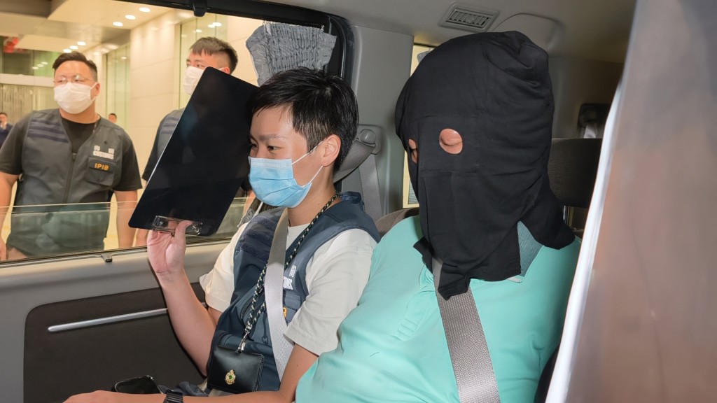 61歲公司男董事被海關拘捕。黃文威攝 61歲公司男董事被海關拘捕。黃文威攝