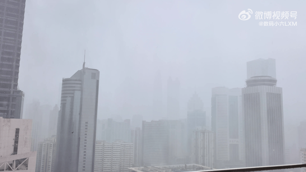 深圳網友拍下窗外實況，能見度極低。微博