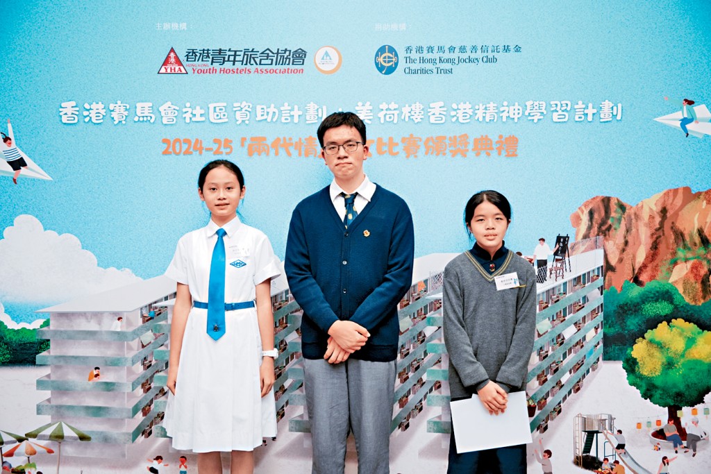 陳啟智（中）分享，創作靈感來自祖父和祖母昔日經營士多的經歷，通過比賽讓他反思自己與長輩之間的關係。右為章梓玥。