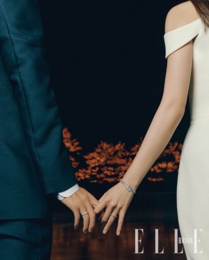 無名指上的戒指好閃。（《ELLE KOREA》圖片）