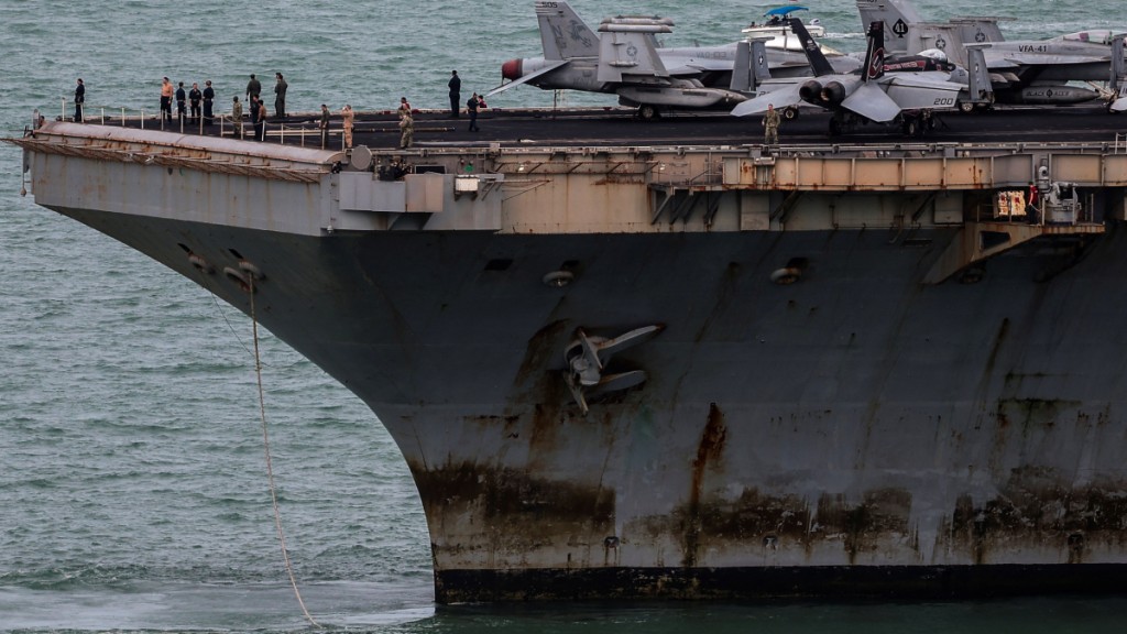 美軍航空母艦林肯號被傳媒發現艦身嚴重鏽蝕。路透社