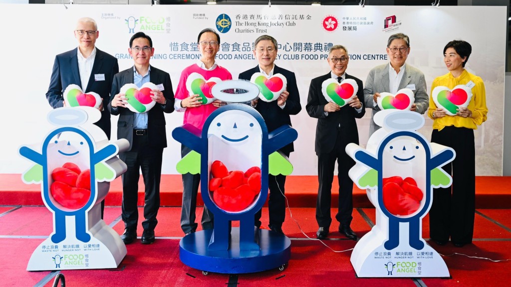 政務司副司長卓永興（中）、香港賽馬會董事胡家驃（右三）、發展局副局長林智文（左二）、惜食堂主席梁錦松（左三）、惜食堂創辦人董愛麗（右一）、惜食堂賽馬會食品生產中心督導委員會主席兼惜食堂董事會成員歐陽伯權（左一），以及惜食堂賽馬會食品生產中心督導委員會成員曾慶祥（右二）主持「惜食堂賽馬會食品製作中心」開幕禮。